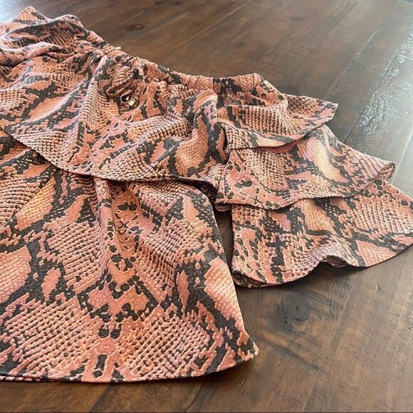 Olivaceous Pink Snake Skin Patterned Off shoulder shorts Romper size small - Picture 4 of 10